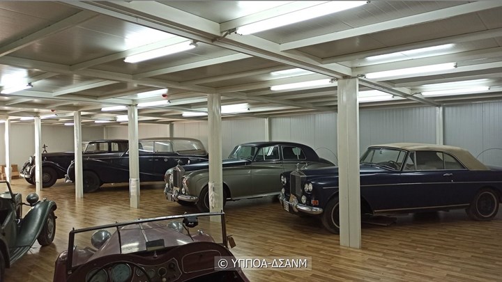 Αυτά είναι τα αυτοκίνητα της τέως Βασιλικής Οικογένειας που μεταφέρθηκαν από το Υπουργείο – ΒΙΝΤΕΟ – ΦΩΤΟ