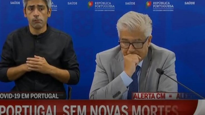 Κορονοϊός: Η συγκινητική στιγμή που ο Πορτογάλος υπουργός Υγείας ανακοινώνει “μηδέν νεκρούς” για πρώτη φορά