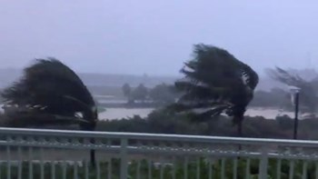 Συναγερμός στις ΗΠΑ – Ο τυφώνας Ησαΐας έφθασε στη Βόρεια Καρολίνα