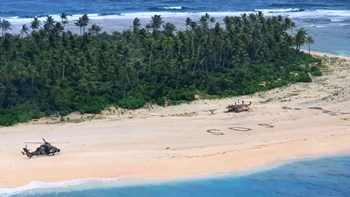 Ναυαγοί σε νησί του Ειρηνικού σώθηκαν από το “SOS” που είχαν γράψει στην άμμο – ΒΙΝΤΕΟ