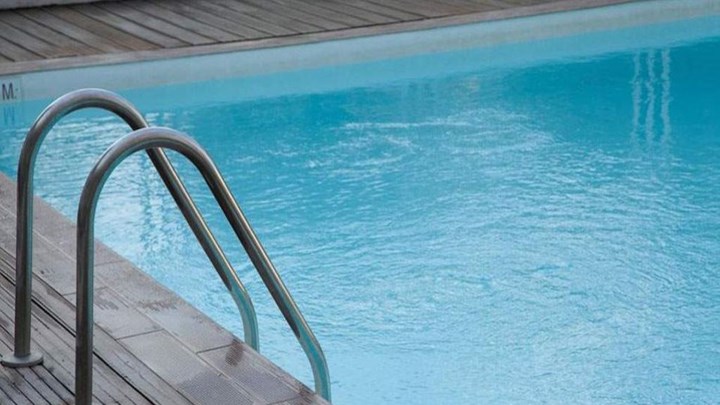 Θεσσαλονίκη: Χειροπέδες σε 45χρονο που αυνανιζόταν σε πισίνα ξενοδοχείου μπροστά σε παιδιά