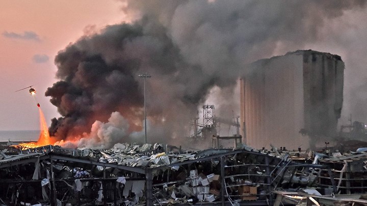Σοκαρισμένος ο πλανήτης από τις εκρήξεις στη Βηρυτό – Ξεπέρασαν τους 100 οι νεκροί – Ψάχνουν επιζώντες στα συντρίμμια – ΦΩΤΟ