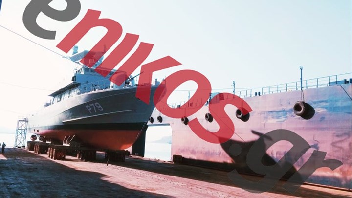 Η συγκινητική στιγμή προσευχής στα Ναυπηγεία Ελευσίνας για την πυραυλάκατο «ΒΛΑΧΑΚΟΣ»