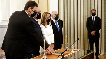 Ορκωμοσία: Το δώρο του Κυριάκου Μητσοτάκη στα νέα μέλη της κυβέρνησης