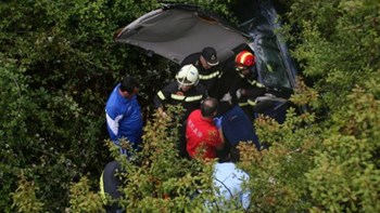 Αχαΐα: Αυτοκίνητο έπεσε σε γκρεμό – Πυροσβέστες απεγκλώβισαν ένα άτομο