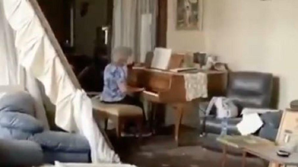 Βηρυτός: Ηλικιωμένη παίζει πιάνο στο “βομβαρδισμένο” σπίτι της – Συγκινητικό ΒΙΝΤΕΟ