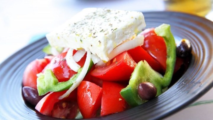 Χωριάτικη σαλάτα: Σαρώνει στην εποχή του κορονοϊού – Δείτε γιατί