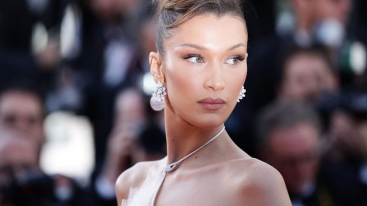 Μπέλα Χαντίντ: Διαμαρτυρία με… υψωμένο δάχτυλο για αστυνομικούς που δεν φορούσαν μάσκα – ΦΩΤΟ