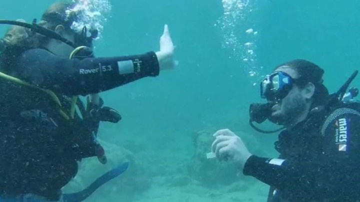 Υποβρύχια πρόταση γάμου στην Αλόννησο – Είπε το ναι σε βάθος τριών μέτρων – ΒΙΝΤΕΟ