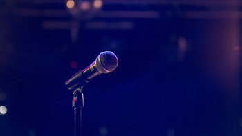 Γνωστός Έλληνας τραγουδιστής αποκάλυψε ότι απέκτησε δισέγγονο – BINTEO