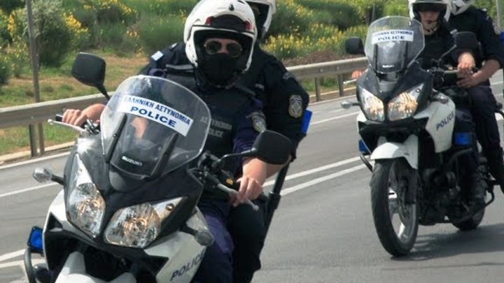 Άγρια καταδίωξη από τη Δάφνη έως το Μενίδι με τραυματίες αστυνομικούς – Αναζητείται μια γυναίκα