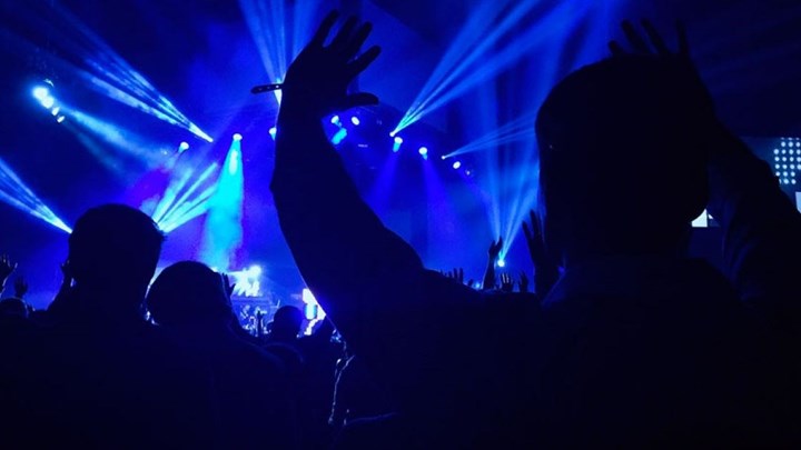 Κορονοϊός: Τέλος σε λιτανείες – Τι θα ισχύσει για τους όρθιους πελάτες στα νυχτερινά κέντρα – Νέα μέτρα