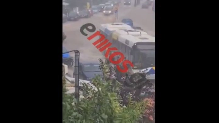 Κακοκαιρία: Ποτάμια οι δρόμοι στη Βάρκιζα – ΒΙΝΤΕΟ αναγνώστη