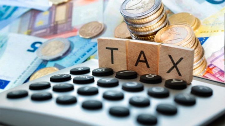 Υπεγράφη η απόφαση για τη μείωση της προκαταβολής φόρου – Πώς θα γίνεται
