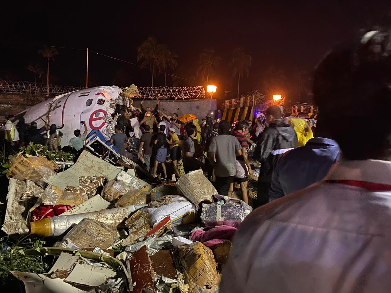 Συντριβή αεροσκάφους στην Ινδία: Τουλάχιστον 16 οι νεκροί – 15 σοβαρά τραυματίες – ΦΩΤΟ – ΒΙΝΤΕΟ