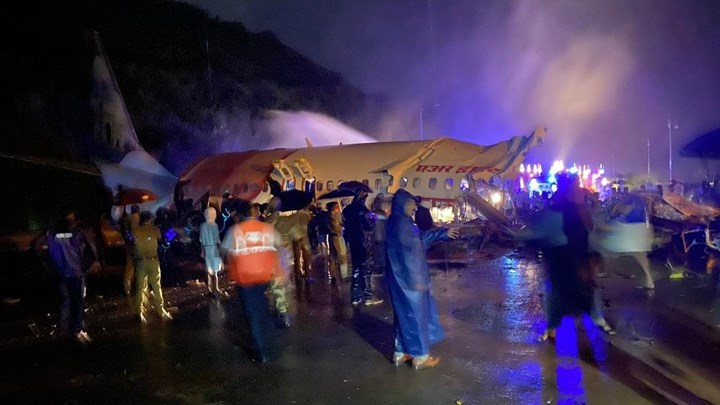 Ινδία: Αυξάνεται ο αριθμός των νεκρών – Το αεροσκάφος ακούμπησε στο έδαφος και κόπηκε στα δύο