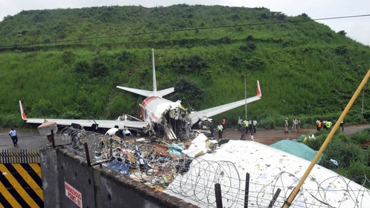 Αεροπορική τραγωδία στην Ινδία: Εντοπίστηκαν τα “μαύρα κουτιά” – ΦΩΤΟ – ΒΙΝΤΕΟ