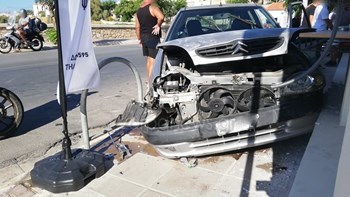 Σοβαρό τροχαίο στα Χανιά: Αυτοκίνητο εξετράπη της πορείας του και “καρφώθηκε” σε τοίχο – ΦΩΤΟ