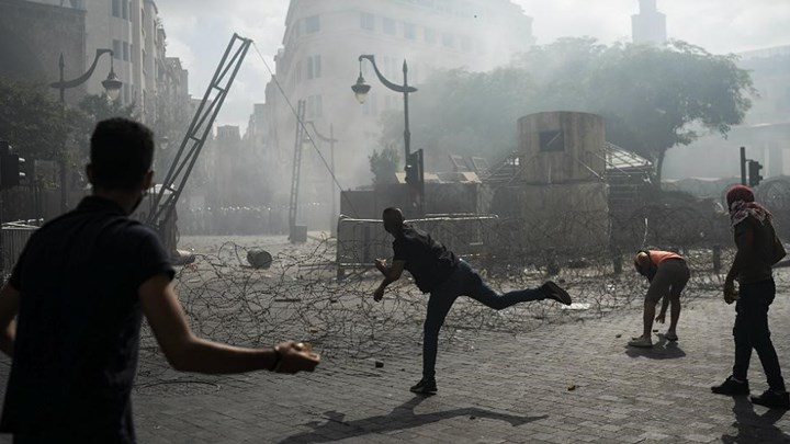 Οργή λαού στον Λίβανο: Εισβολή διαδηλωτών στο ΥΠΕΞ – Αναφορές και για πυροβολισμούς