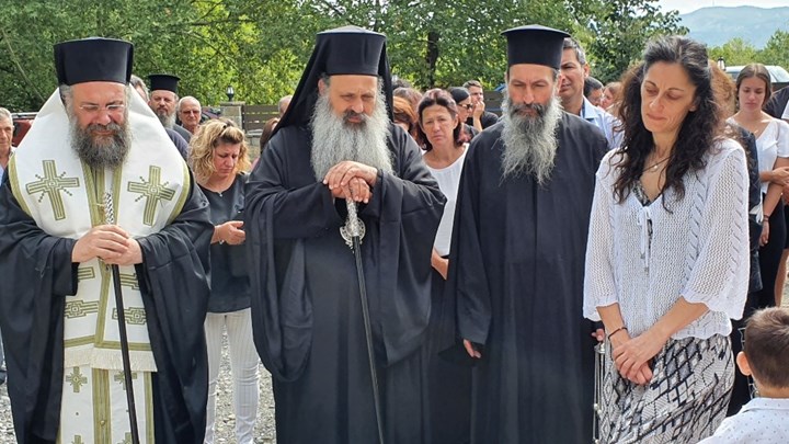 Καλαμπάκα: Θλίψη και συγκίνηση στο μνημόσυνο του 15χρονου που σκοτώθηκε από αεροβόλο – ΦΩΤΟ