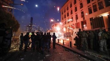 Βηρυτός: Έφοδος των διαδηλωτών στα κεντρικά γραφεία της Ένωσης Τραπεζών