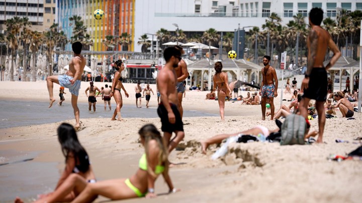 Κορονοϊός: Οι μάσκες και ο καύσωνας οδηγούν τους Ευρωπαίους στις παραλίες – ΒΙΝΤΕΟ