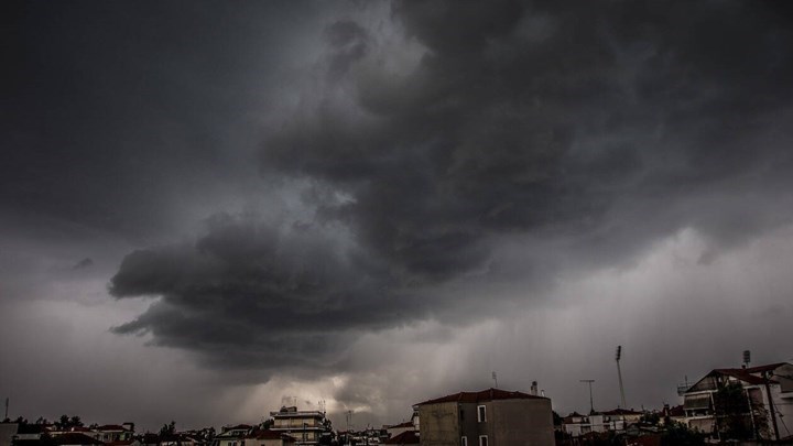Κακοκαιρία “Θάλεια”: Επιμένει με καταιγίδες και χαλαζοπτώσεις – Πού θα είναι έντονα τα φαινόμενα