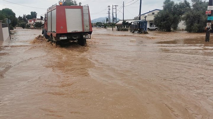 Εύβοια: Πάνω από 490 κλήσεις στην Πυροσβεστική – Διασώθηκαν 47 εγκλωβισμένοι σε σπίτια και οχήματα