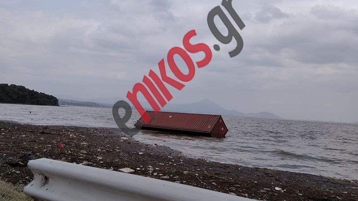 Κακοκαιρία Εύβοια: Ξεβράστηκε κοντέινερ στο Χαλκούτσι – ΦΩΤΟ & ΒΙΝΤΕΟ αναγνώστη