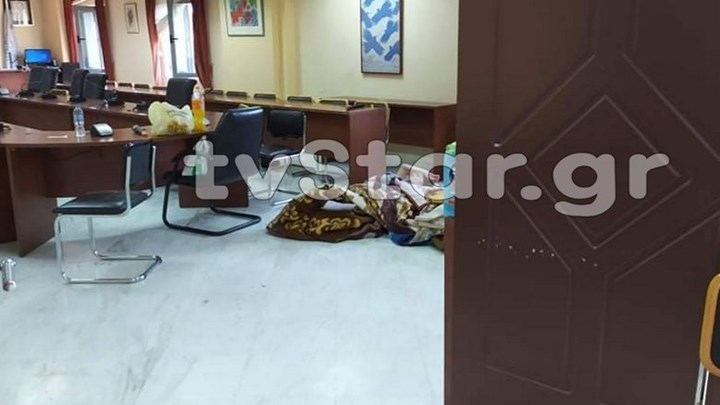 Κακοκαιρία Εύβοια: Στο Δημαρχείο Ψαχνών με μια κουβέρτα βρήκαν καταφύγιο οι πλημμυροπαθείς