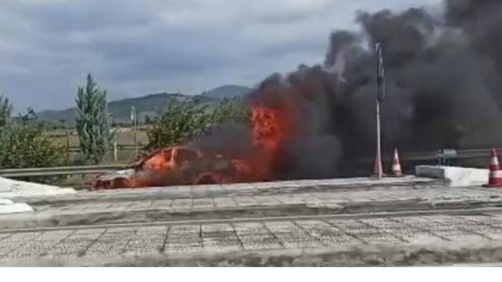Κορινθία: Αυτοκίνητο τυλίχθηκε στις φλόγες στα διόδια – ΒΙΝΤΕΟ