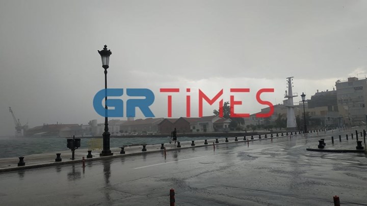 Καταιγίδα πλήττει την ανατολική Θεσσαλονίκη:  Έπεσαν δέντρα – Έκλεισε η Μουδανιών – ΒΙΝΤΕΟ
