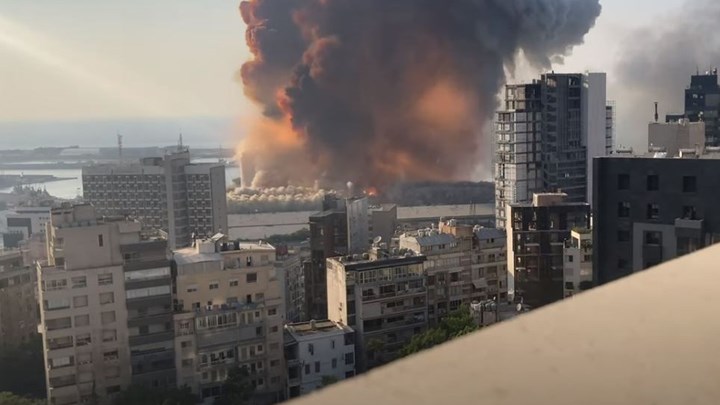 Bηρυτός: Η στιγμή της φονικής έκρηξης σε slow motion – Το ωστικό κύμα διέλυσε τα πάντα – ΒΙΝΤΕΟ