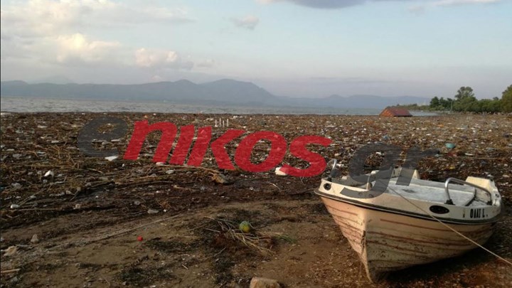 Βάρκα από την Εύβοια στο… Χαλκούτσι – Σκουπιδότοπος η παραλία – ΦΩΤΟ αναγνώστη