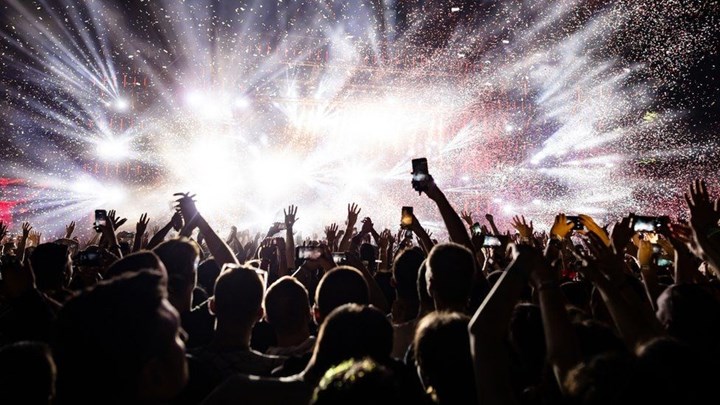 Κορονοϊός: Αναστέλλεται κάθε εκδήλωση με όρθιους – Μεταξύ αυτών συναυλίες και παραστάσεις