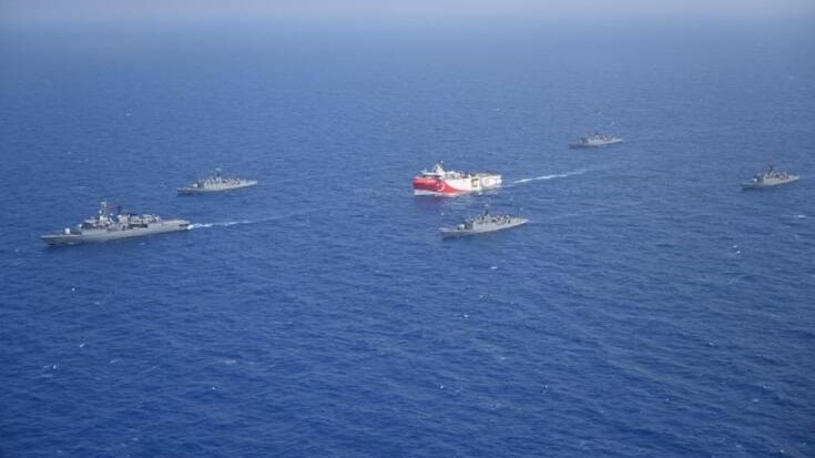 Στο “παιχνίδι” και η τουρκική μονταζιέρα: Αναρτήσεις με ΦΩΤΟ του Ορούτς Ρέις συνοδευόμενο από πολεμικά πλοία