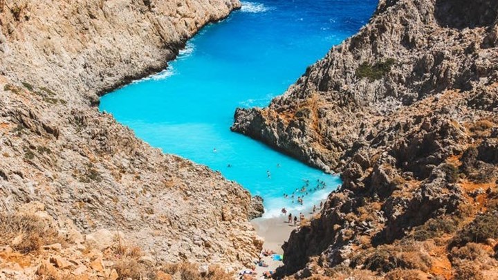 Κρήτη: Έπεσε από τα βράχια σε παραλία στο Ακρωτήρι Χανίων – Τραυματίστηκε στο κεφάλι