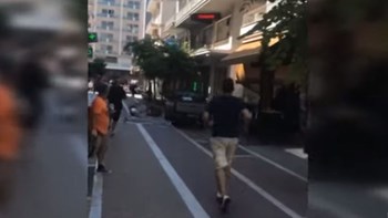 Πανικός σε πεζόδρομο της Καβάλας: Τρελή πορεία αυτοκινήτου – Σταμάτησε σε καφετέρια – ΒΙΝΤΕΟ