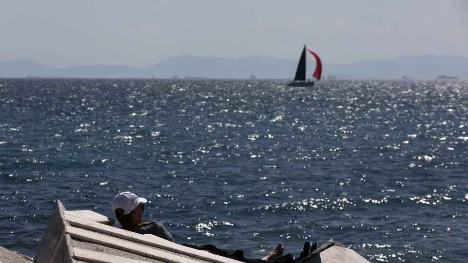 Καιρός: Επιστρέφουν οι υψηλές θερμοκρασίες – Τι θα δείξει το θερμόμετρο και πού θα βρέξει