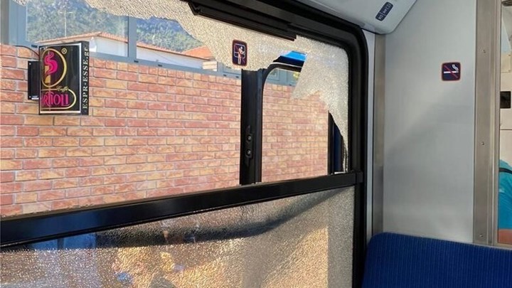 Διακοπτό: Βράχια έπεσαν πάνω στον οδοντωτό – Το τρένο ήταν γεμάτο επιβάτες – ΦΩΤΟ