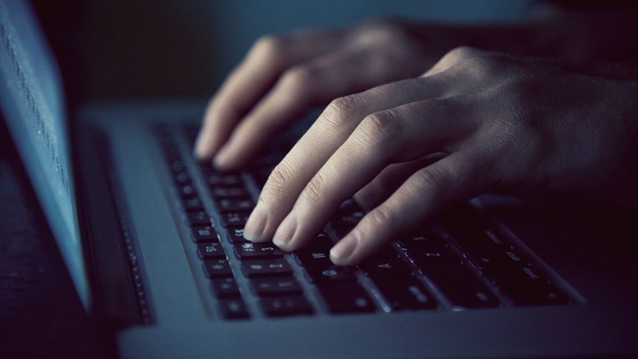 Τα ροζ ίχνη στο διαδίκτυο “έκαψαν” Πατρινή που έχασε την επιμέλεια των παιδιών της – ΒΙΝΤΕΟ