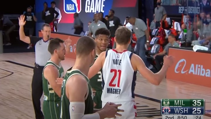 Έριξε… κουτουλιά στον Βάγκνερ και αποβλήθηκε ο Γιάννης – Νίκησαν οι Μπακς