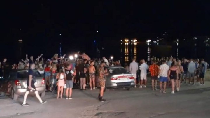 Κορονοϊός-Ζάκυνθος: Από τα μπαρ… στην παραλία – Γλέντι και συνωστισμός μέχρι πρωίας στον Λαγανά