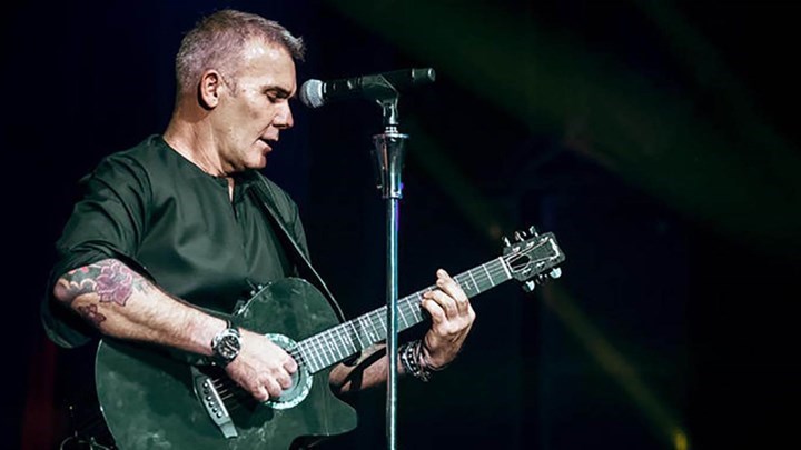 Στέλιος Ρόκκος: Η πατέντα του τραγουδιστή για να ταΐζει τις αδέσποτες γάτες της Λήμνου – ΦΩΤΟ