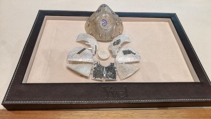 Κορονοϊός: Δεν φαντάζεστε πόσο κοστίζει η ακριβότερη μάσκα στον κόσμο – Χρυσή με 3.600 διαμάντια – ΦΩΤΟ