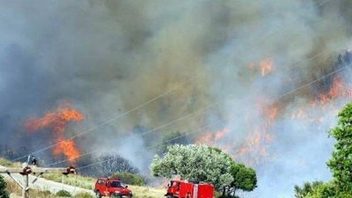 Φωτιά στην Ικαρία: Εκκενώνονται οικισμοί