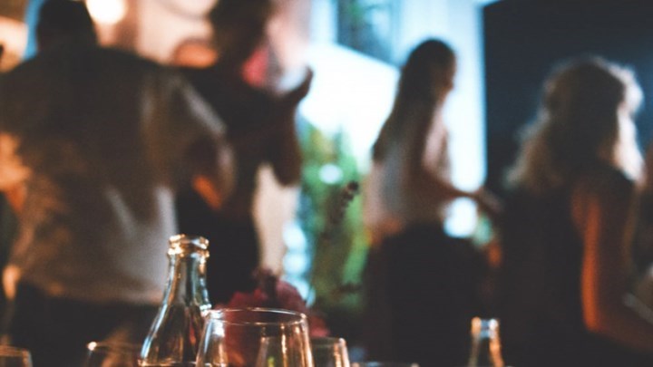 Κορονοϊός-Ηράκλειο: Η Αστυνομία… σχόλασε beach party λόγω συνωστισμού