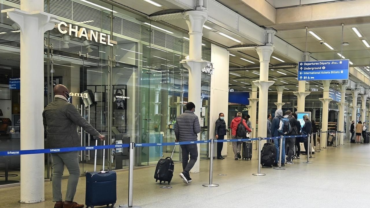 Κορονοϊός: Η Βρετανία επιβάλλει καραντίνα 14 ημερών σε όσους επιστρέφουν από Γαλλία, Ολλανδία, Μάλτα