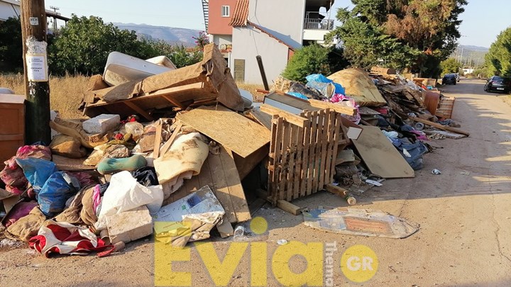 Εύβοια: Γέμισαν κατεστραμμένα αντικείμενα οι δρόμοι στην Καστέλλα – ΦΩΤΟ