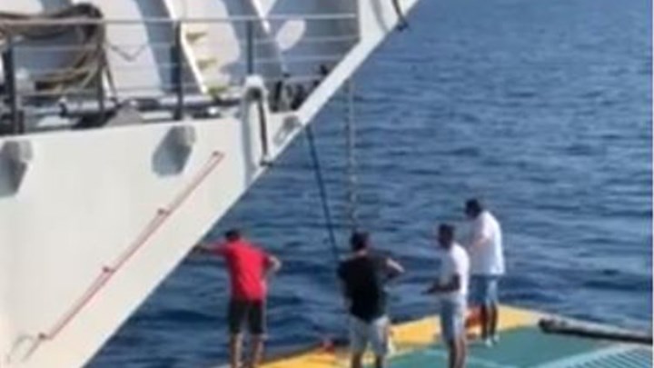 Αντίρριο: Άνδρας που κολυμπούσε παρασύρθηκε από τα ρεύματα και τον διέσωσε φέρι μποτ – ΒΙΝΤΕΟ